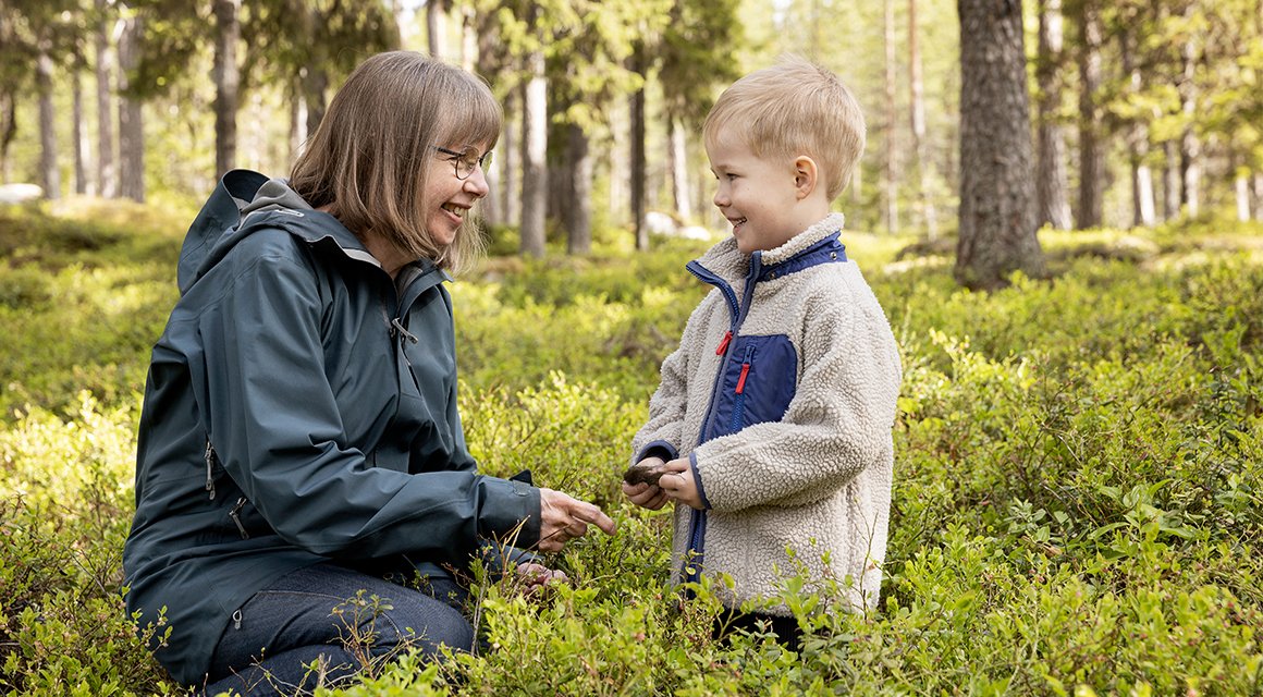 Mormor och barnbarn i skogen