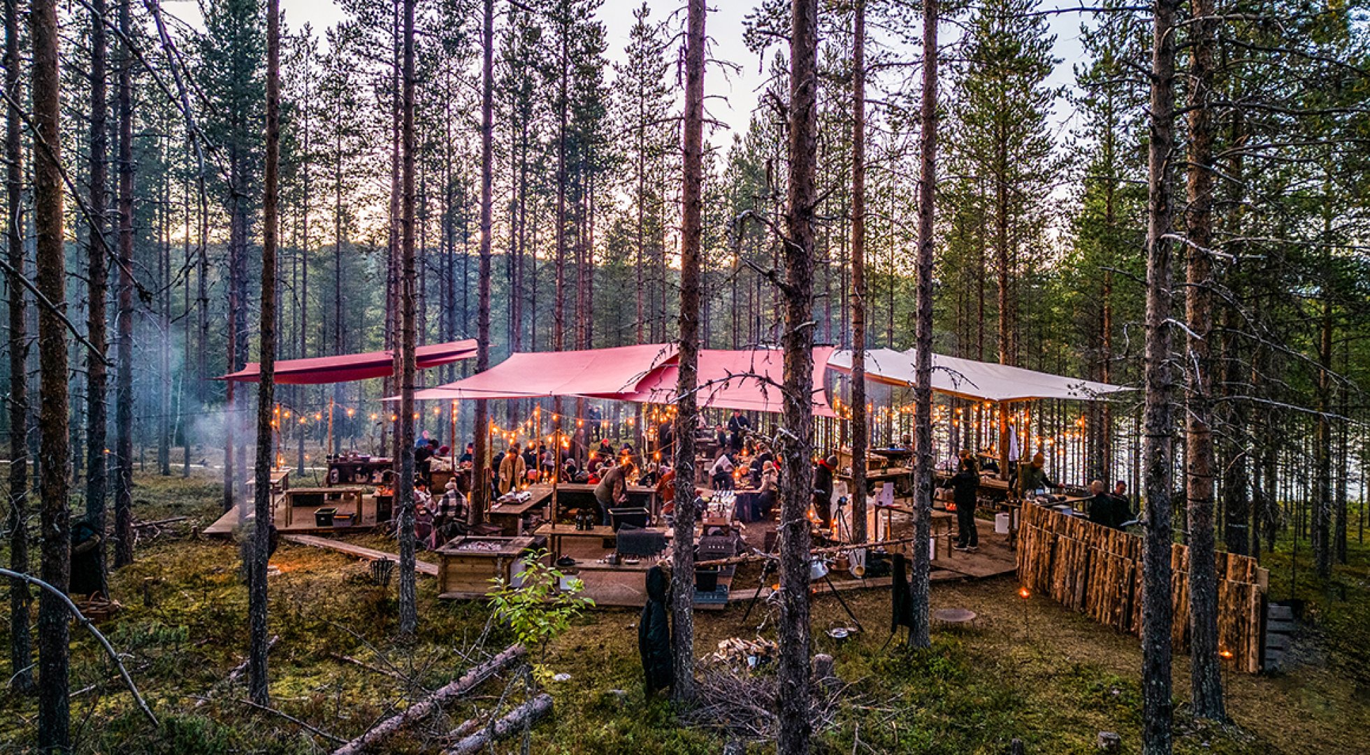 En måltidsupplevelse skapas av några av världens bästa kockar i ett skogsbryn vid älvens strand